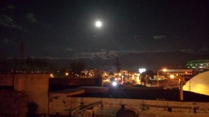 Der Mond über dem nächtlichen Riobamba